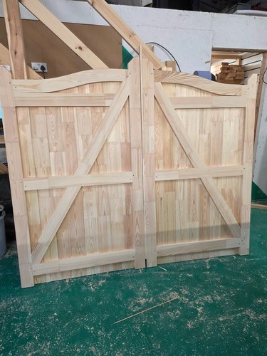 Wooden driveway gates ready - wooden, to